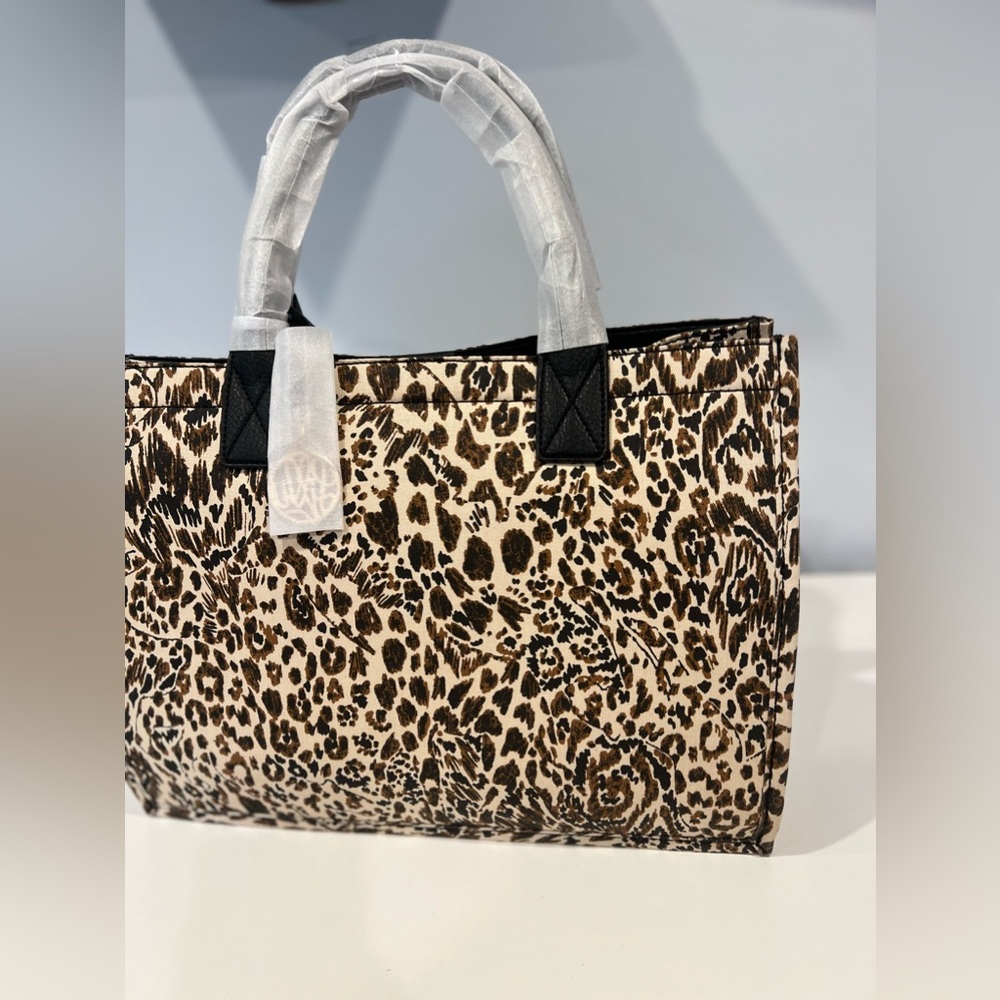 Lilly Pulitzer Winstead Tote NWT - Picture 14 of 16